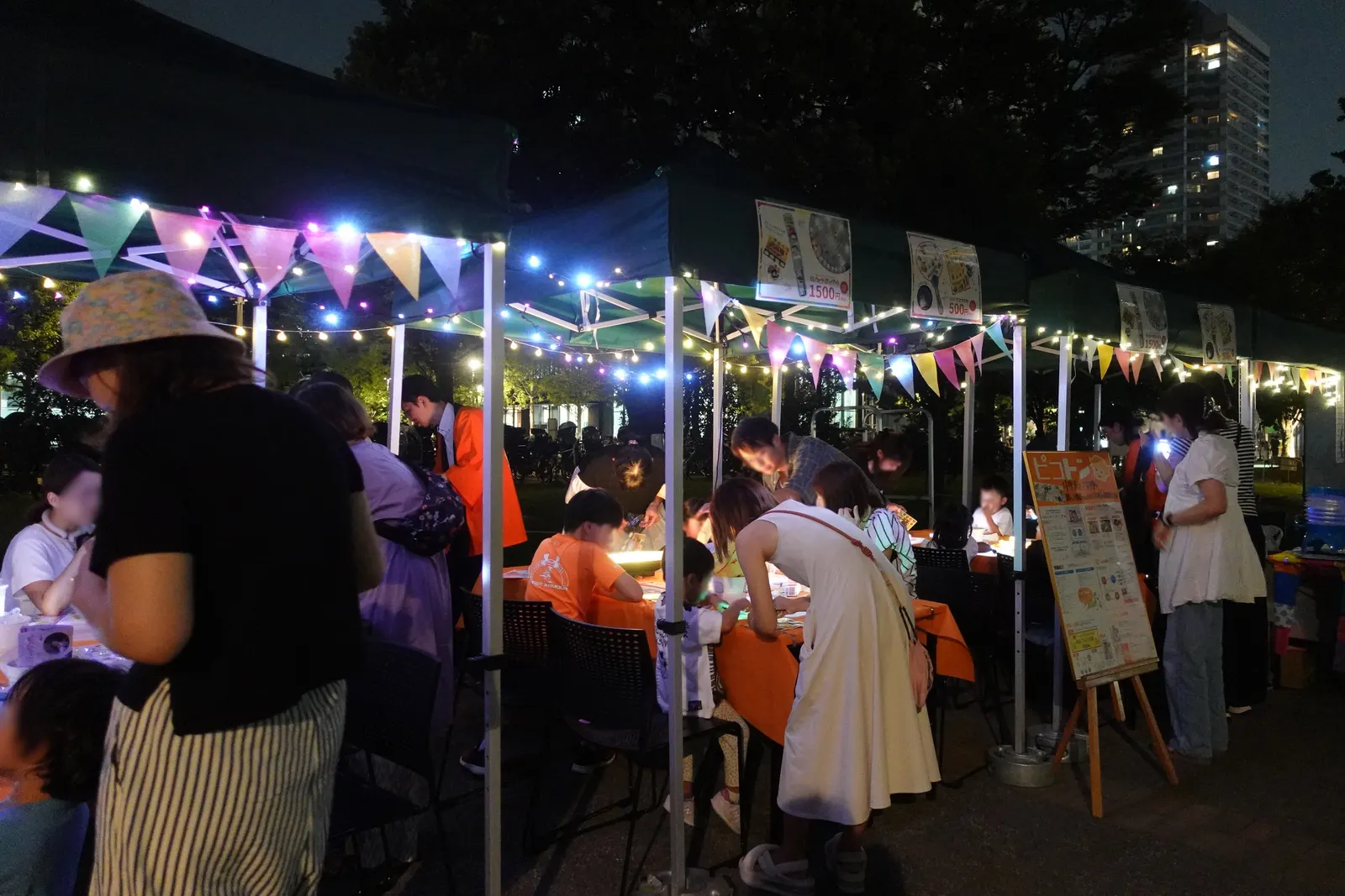 夜の公園でのテント縁日