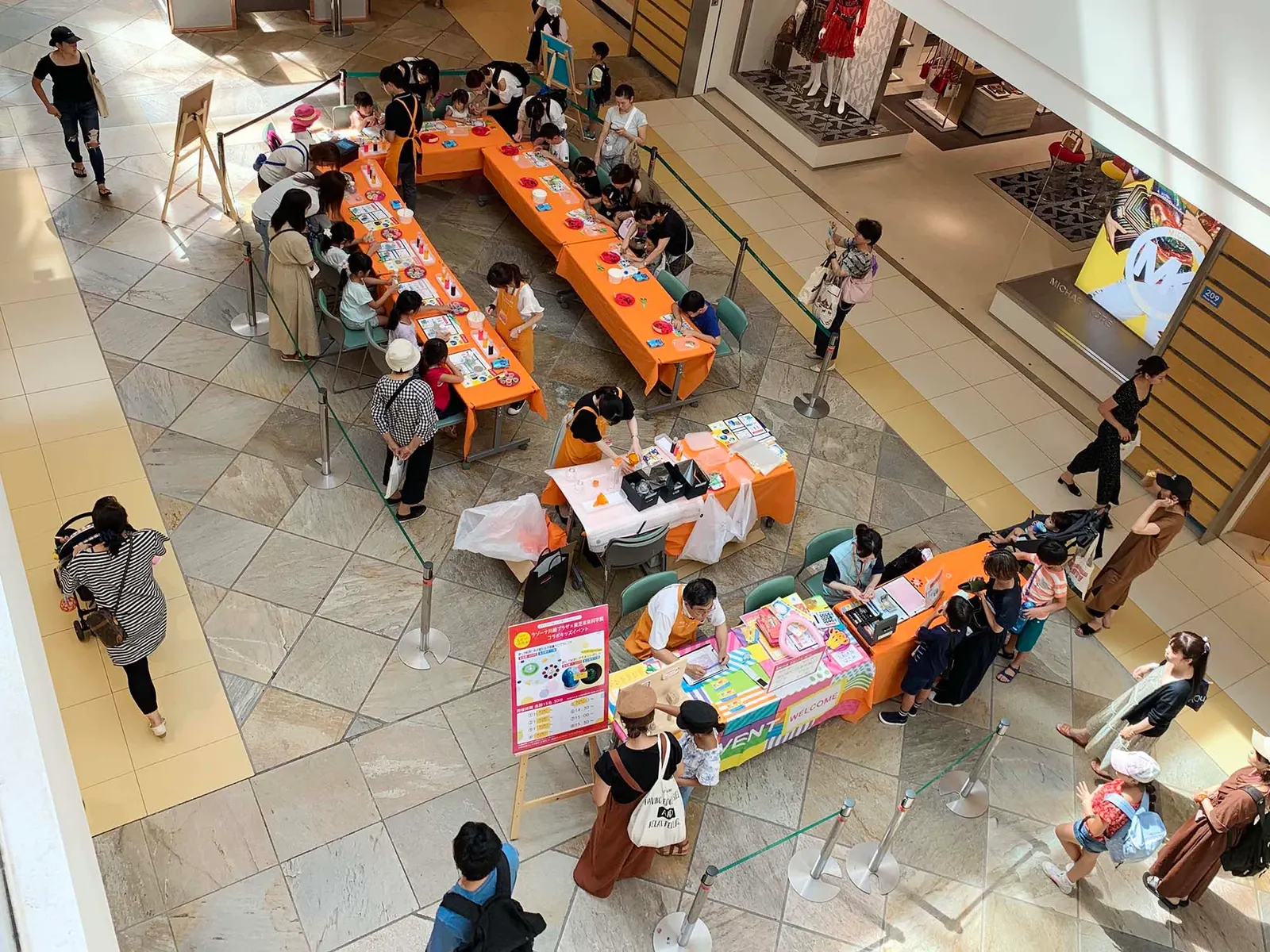ショッピングセンター通路での親子ワークショップ（俯瞰）